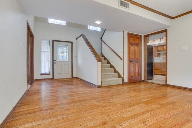 Foto del edificio - SHORT TERM 7 - 9 MONTH LEASE