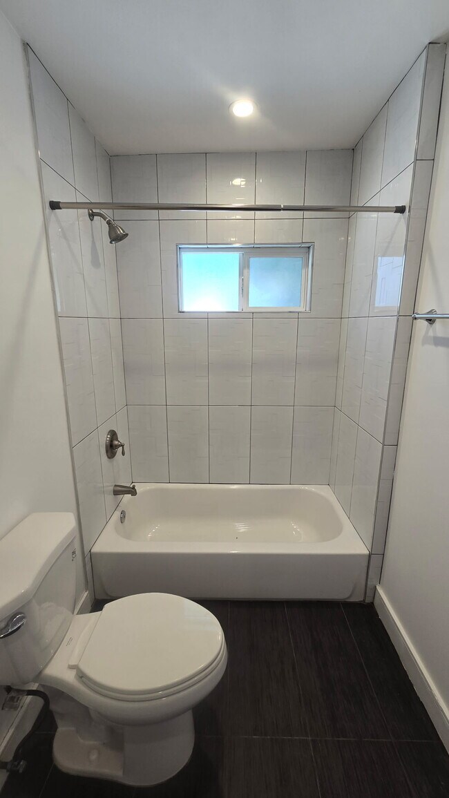 Foto del edificio - 6724 Simpson Ave