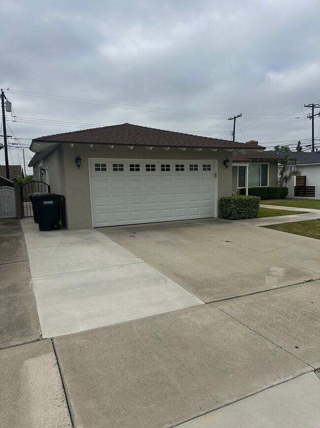 Foto del edificio - Beautiful 3-Bedroom, 2-Bathroom Home Near ...