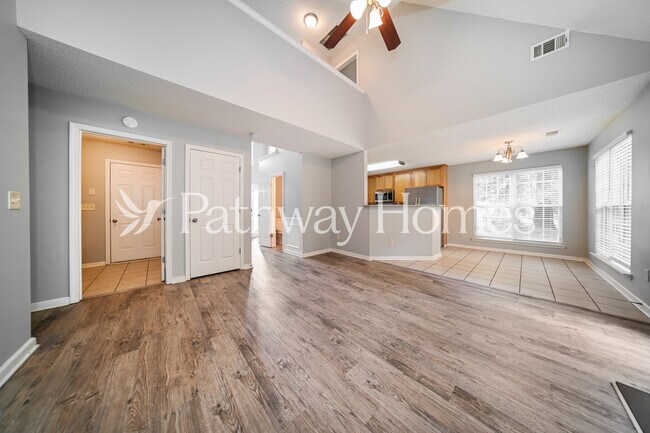 Foto del edificio - 229 Deodar Ln