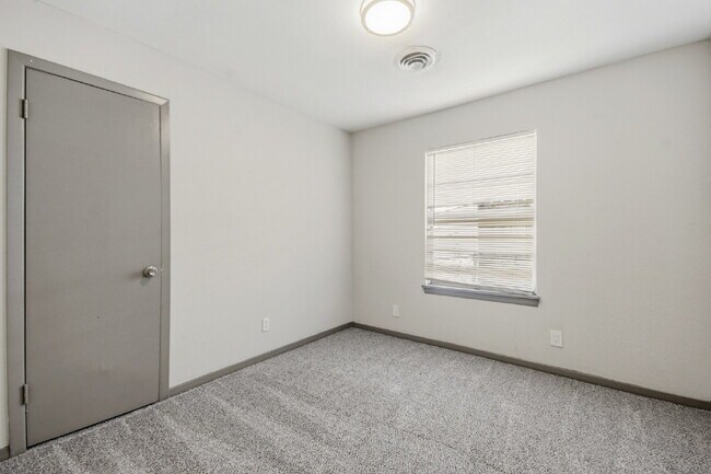 Foto del edificio - 4-Bedroom in Baytown's Craigmont Place with Washer, Dryer, and Fridge Included.