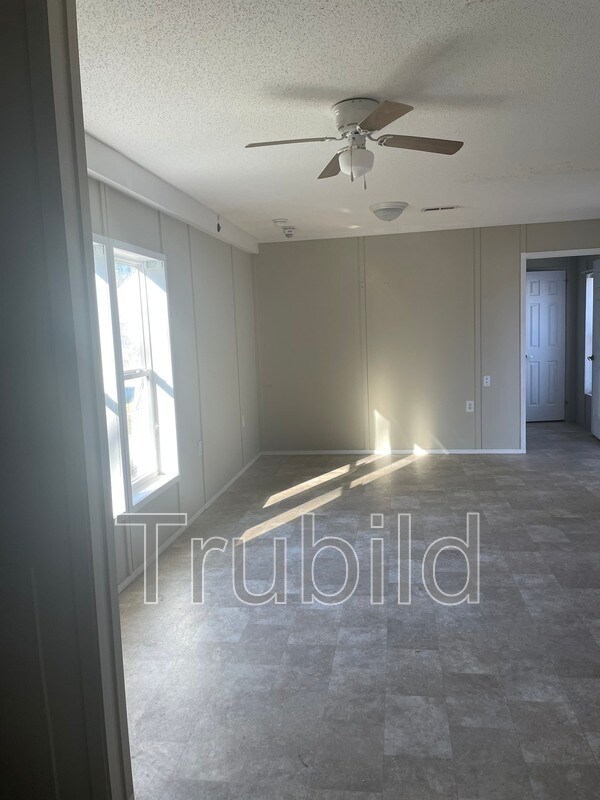 Building Photo - 120 Lakeside Ln