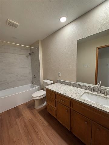 Foto del edificio - 702 Matthews Ct