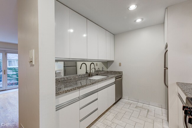 Foto del edificio - 4 Bed / 3 Bath West DePaul Neighborhood To...