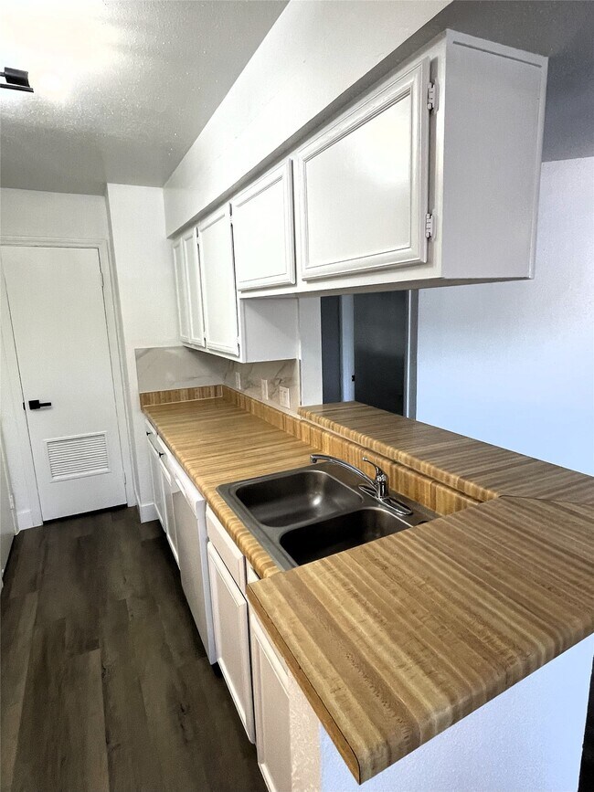 Building Photo - 741 James St