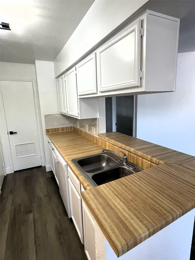 Building Photo - 741 James St