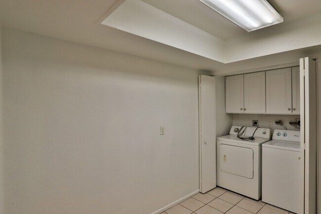 Foto del edificio - 8056 E Oak St