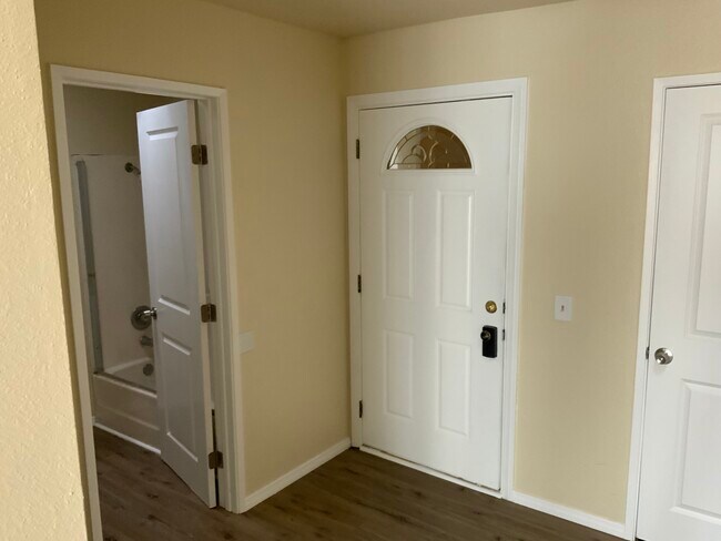 Building Photo - 560 Greenbrier Dr