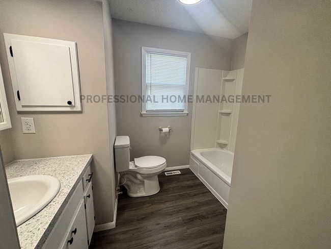 Building Photo - Beautifully remodeled 3 bedroom 1 bath! Coming Available Soon!