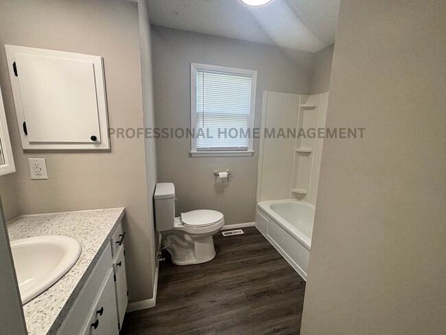Foto del edificio - Beautifully remodeled 3 bedroom 1 bath! Coming Available Soon!