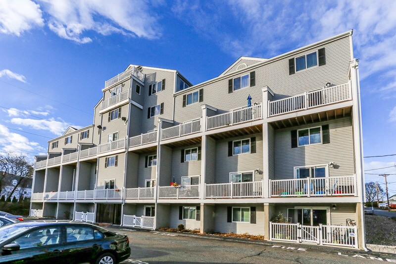 12 Summit Ave, Beverly, MA 01915 Condo for Rent in Beverly, MA