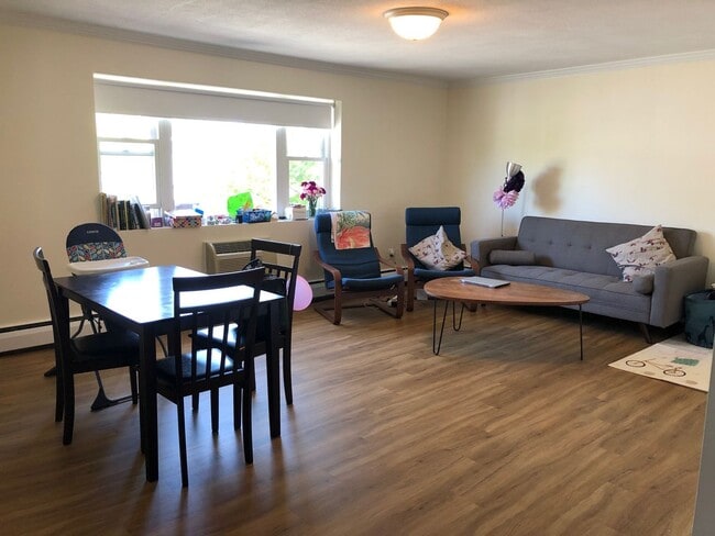 Building Photo - Beautiful top floor 2 bed unit