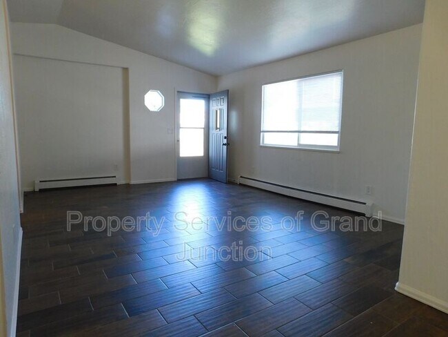 Building Photo - 3045 1/2 Stoneybrook Lane