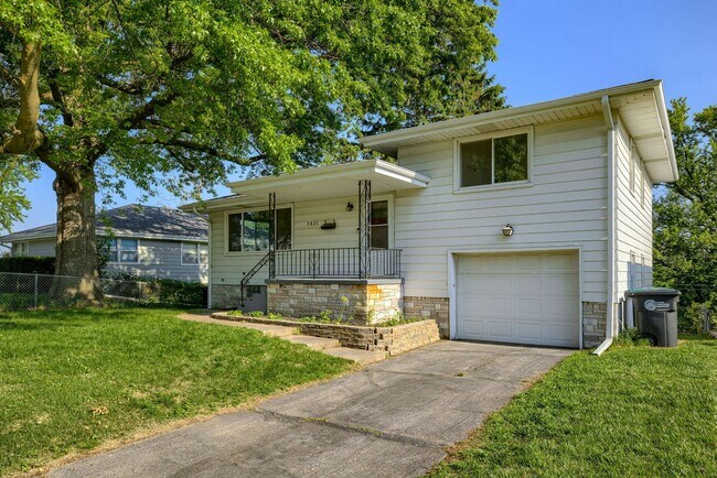 Building Photo - Charming Multi-Level Home with Flexible Li...