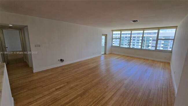 Foto del edificio - 5600 Collins Ave