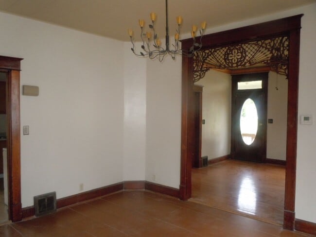 Building Photo - Two Bedroom Home with 2 Baths, Bonus Room ...