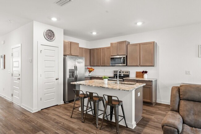 Foto del edificio - 5899 Tyndall Pl