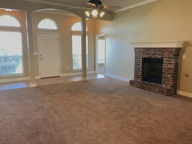 Photo - 4 bd/2 ba - Yukon adress - Mustang Schools House