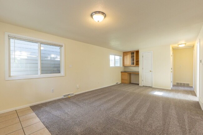 Building Photo - Two bedroom near Twin Peaks Golf Course!