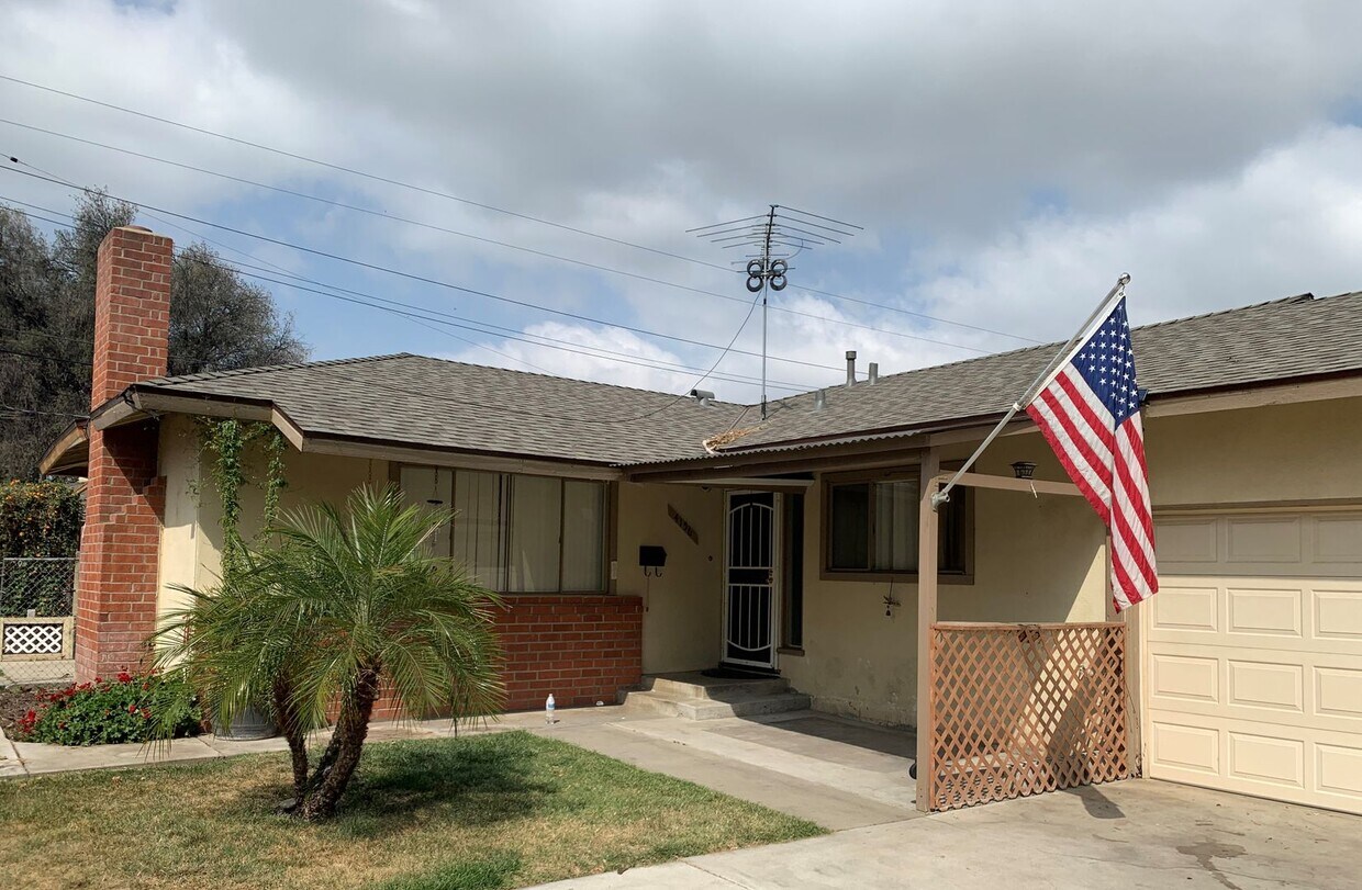 Primary Photo - 3 BEDROOM 2 BATH IN DESIRABLE RIVERSIDE AREA