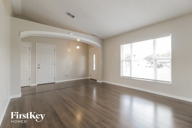 Building Photo - 2800 Fifer Dr
