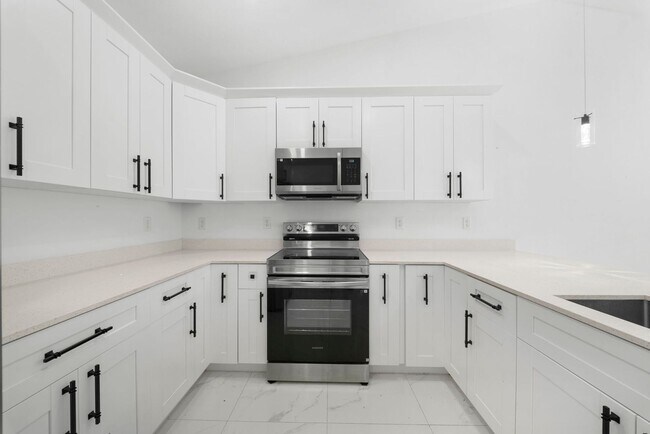 Foto del edificio - 668-670 CHEMSTRAND ST E