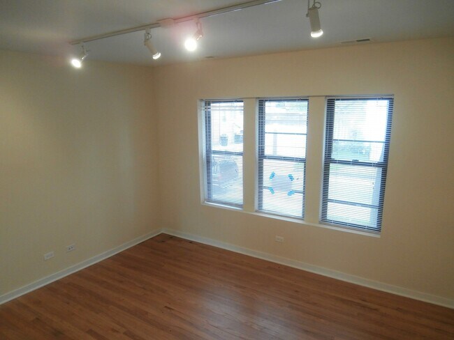 Building Photo - 5344 N Paulina St