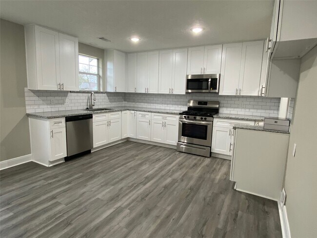 Building Photo - 602 Majestic St