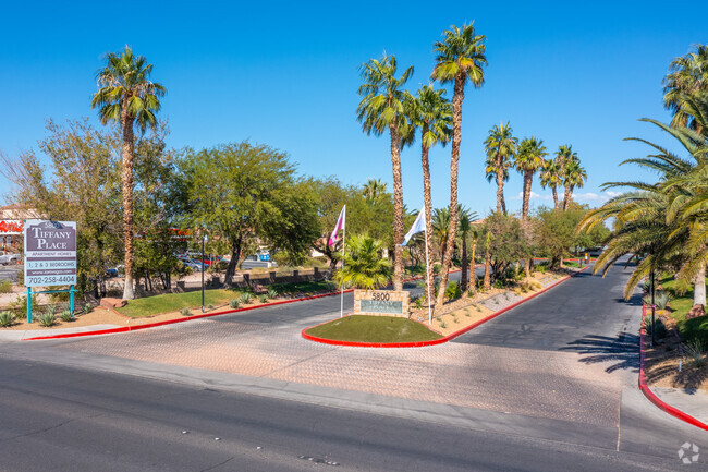 Entrada - Tiffany Place Apartments