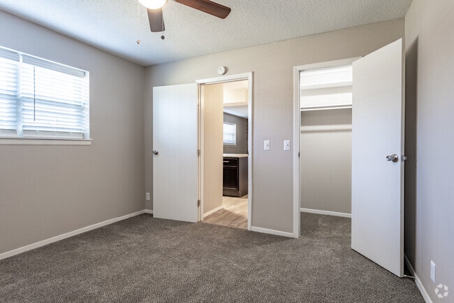 1BR, 1BA - 633SF - Brickstone at Woodlawn LLC