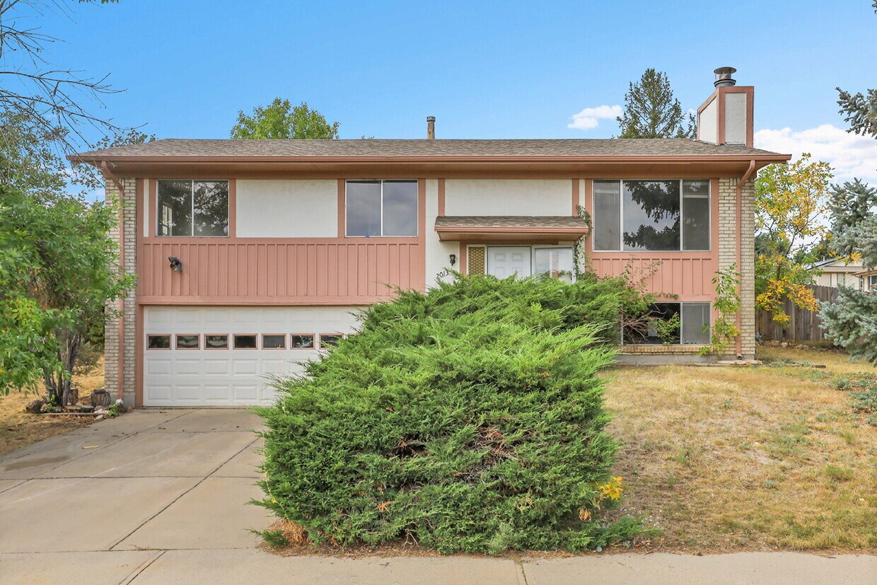 Foto principal - $2,600.00, 3-bed, 2.5-bath, located in Lak...