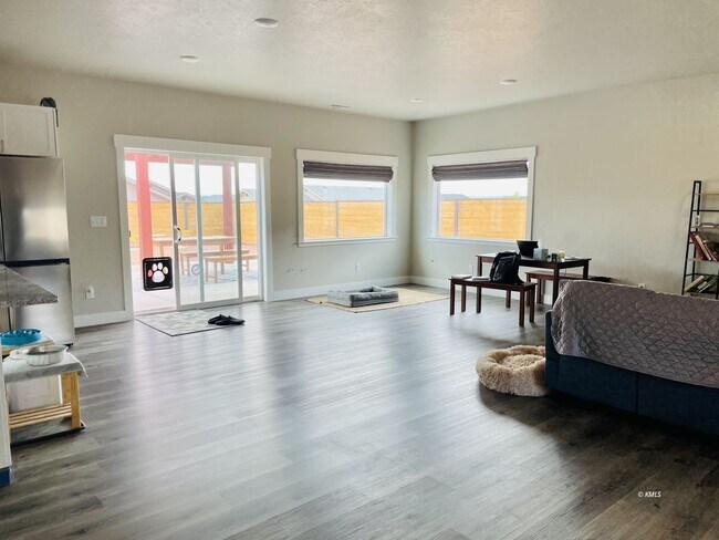 Foto del edificio - 1555 W Creekside Dr