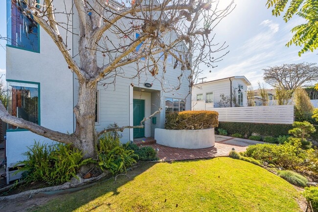 Building Photo - Warm & Inviting Manhattan Beach Rental Home!