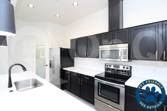 Building Photo - 1225 N 36th St