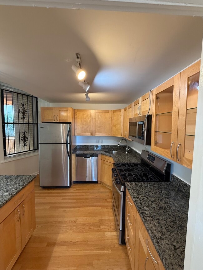 Building Photo - 127 Maple Ave