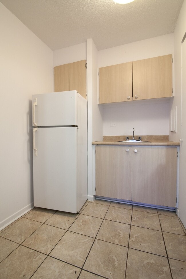 Building Photo - 1975 Maisonneuve Blvd W