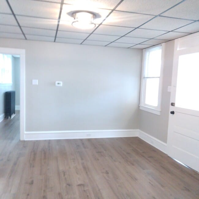 Puerta de entrada y sala de estar - 35 Manor Ave