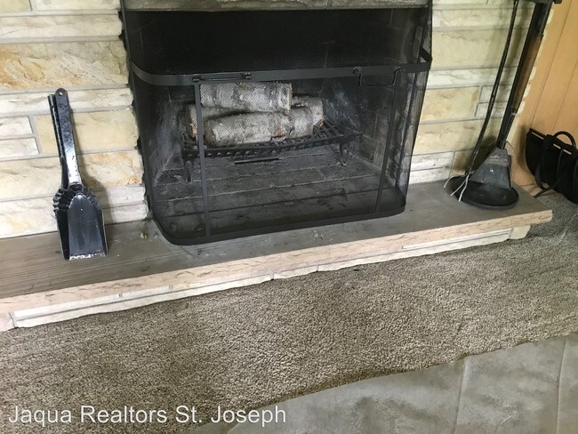 Building Photo - 3 br, 1.5 bath House - 1715 Golf View Road