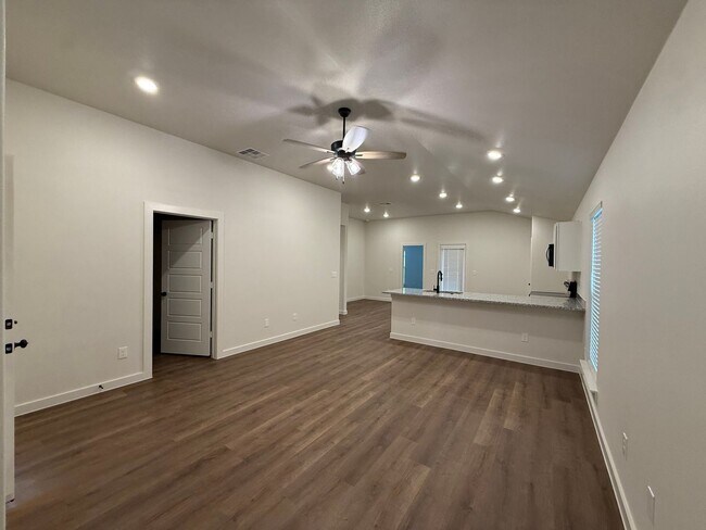 Foto del edificio - July Move-in