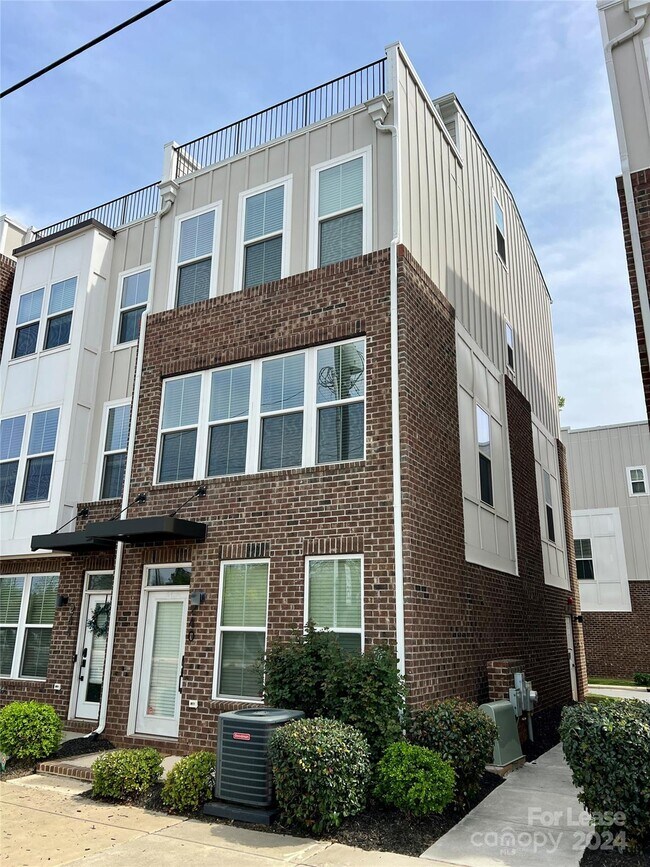 Building Photo - 240 Parkwood Ave