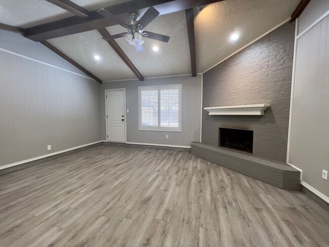 Building Photo - Great 3/2/2 Available Near the Mall and Te...