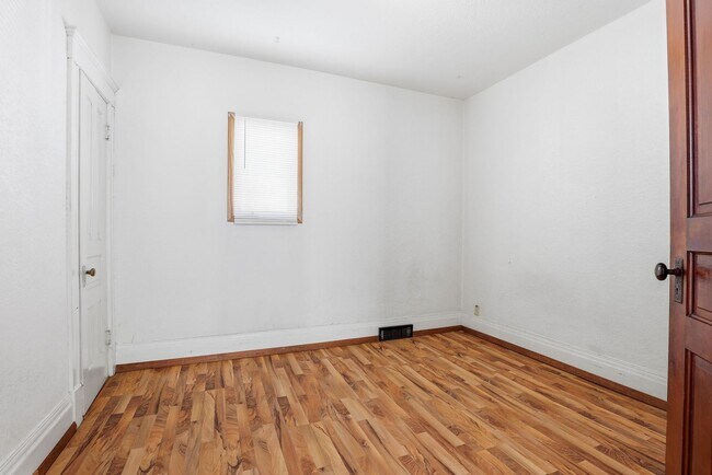 Building Photo - 1028 S 14th St