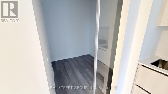 Photo du bâtiment - 120 Broadway Ave