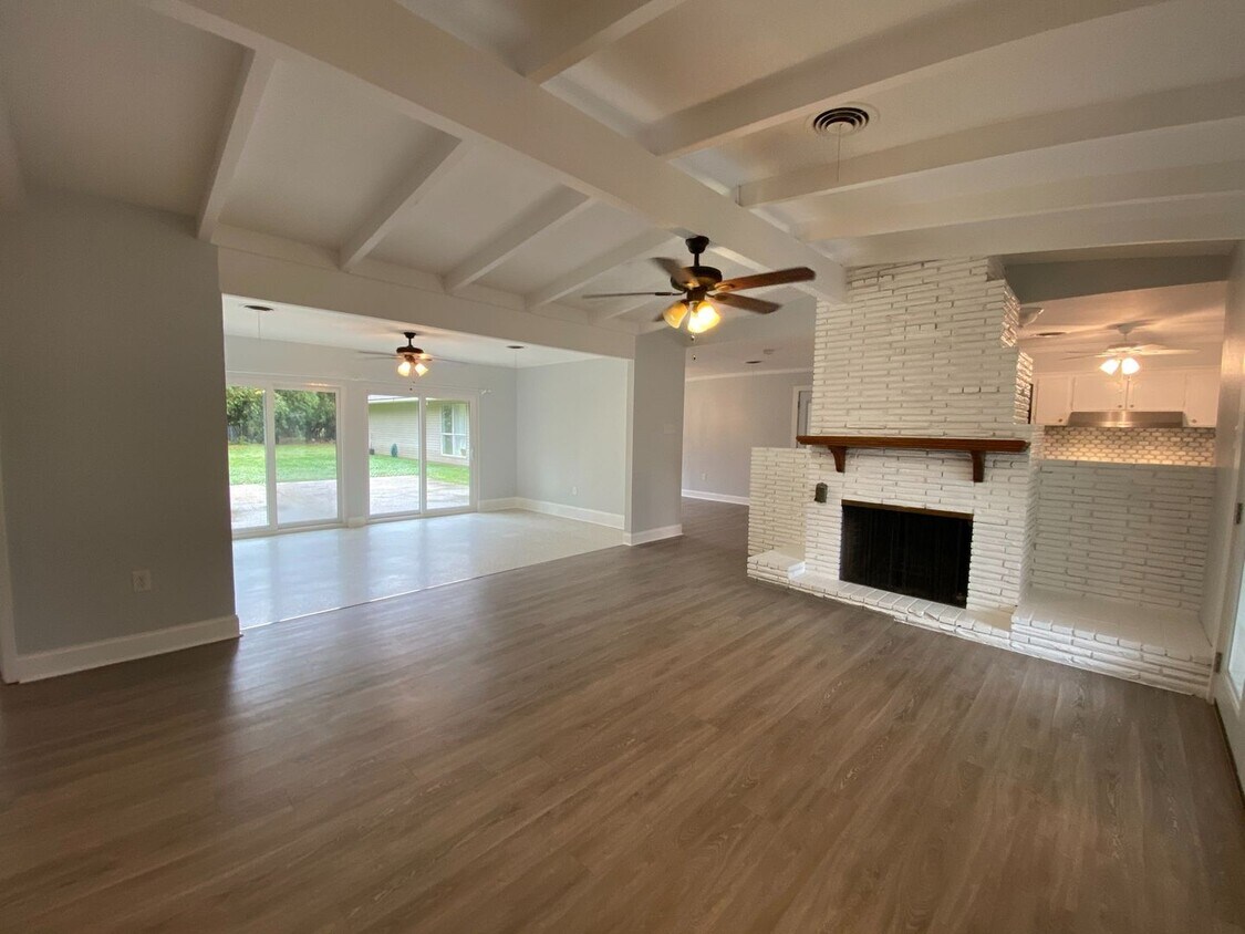 Foto principal - Stylish & Spacious 3BR Home with Patio, Fi...