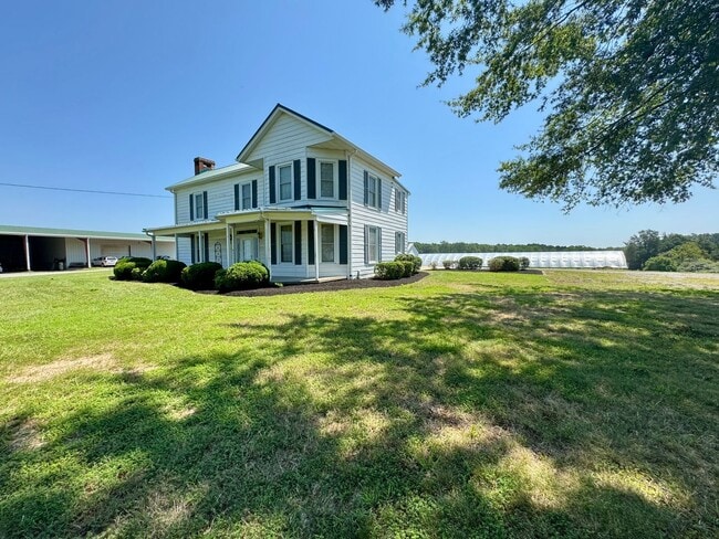 Building Photo - Country Living