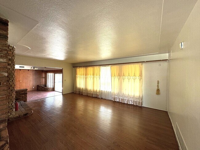 Foto del edificio - Spacious 3 Bedroom, 2.5 Baths Home for Lease in Rialto with Attached Garage