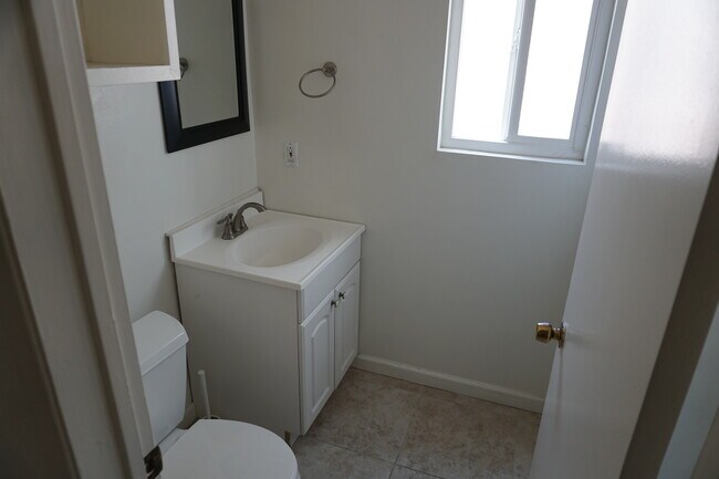 Baño 1 - 2409 Harriman Ln