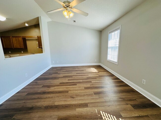 Foto del edificio - Modern 3BR Home Near UT – Vaulted Ceilings, Granite Kitchen & Prime Knoxville Location