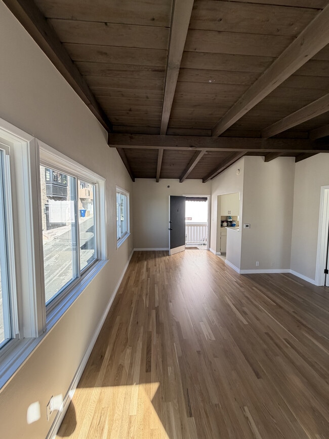 Foto del edificio - 221 Marine Ave