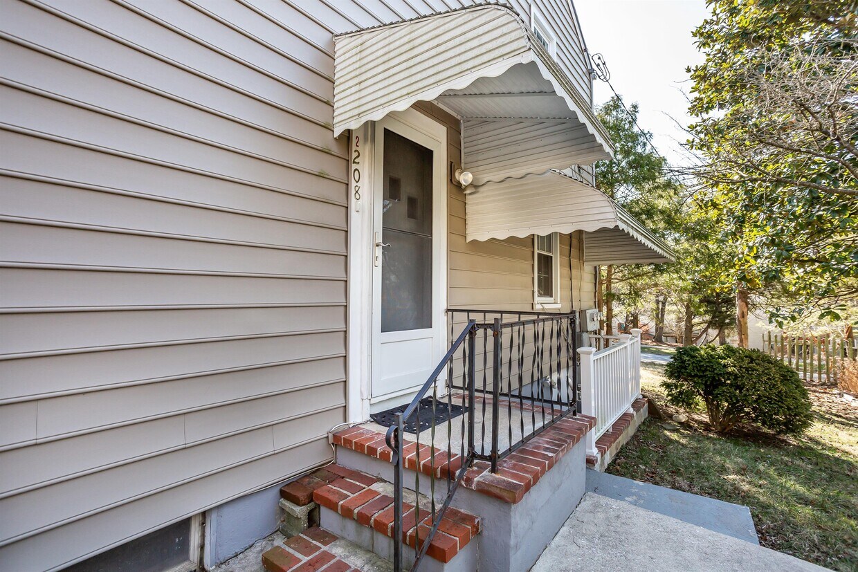 Primary Photo - 208 Warren Rd